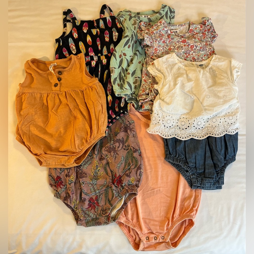 Bundle of 7 Bodysuits 
Size 12-18 months
Various colours and brands